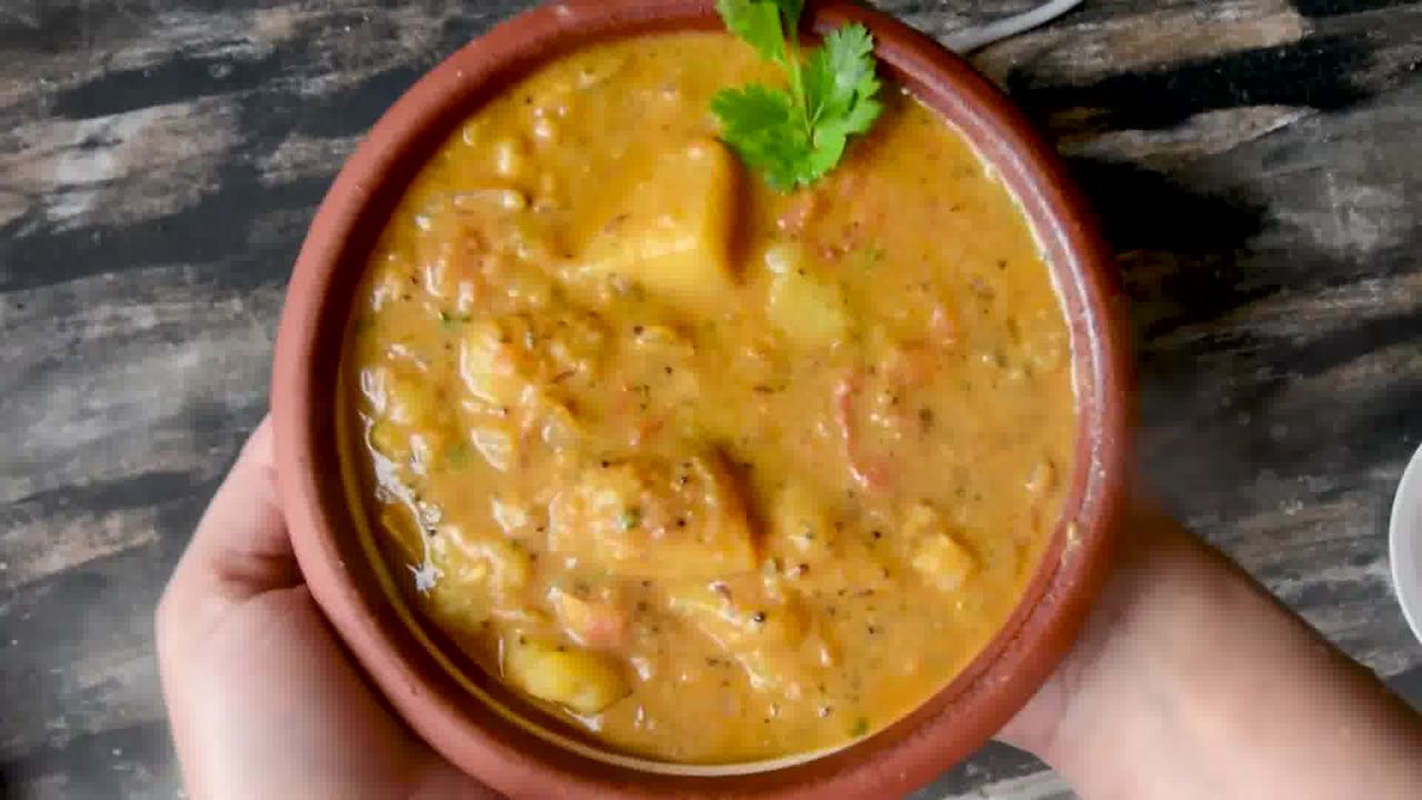 Image of the cooking step-4-16 for Aloo Poori Recipe - Puri Sabji - Aloo Ki Rasewali Sabzi