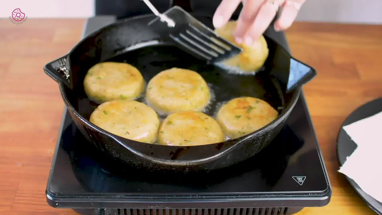 Image of the cooking step-5-3 for Crispy Aloo Tikki - Spicy Potato Patty
