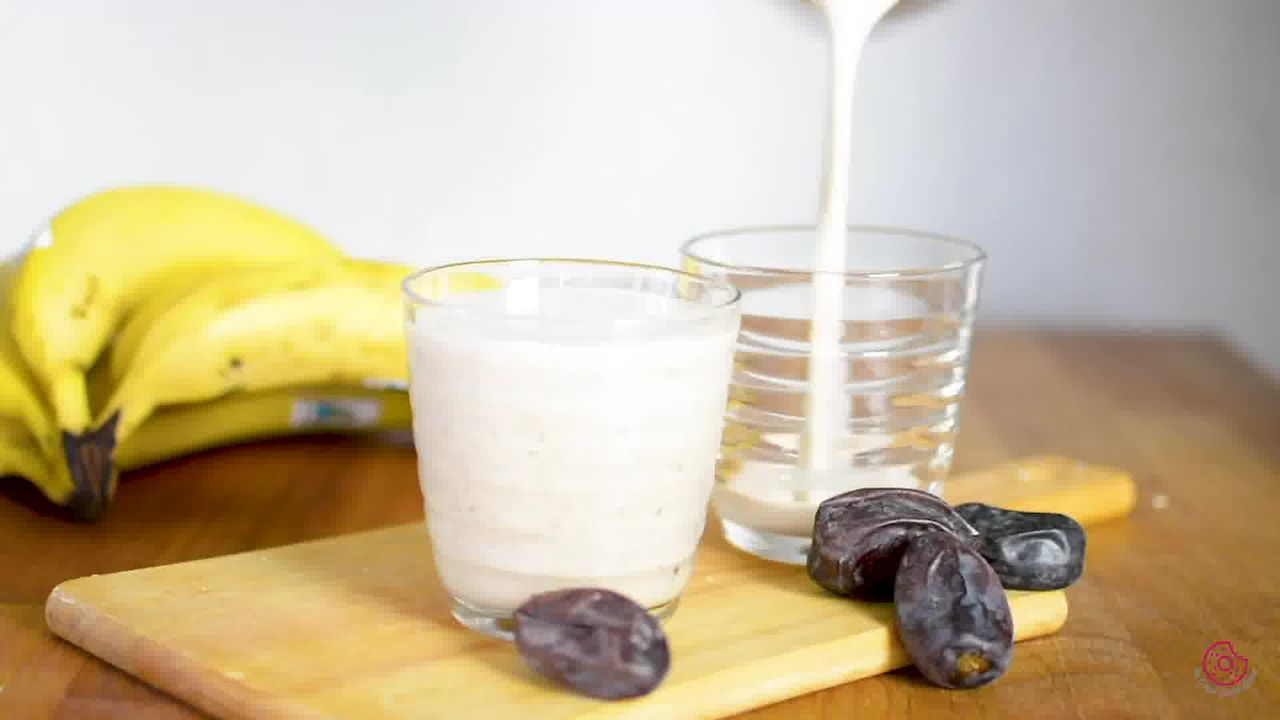 Image of the cooking step-1-3 for Banana Date Smoothie