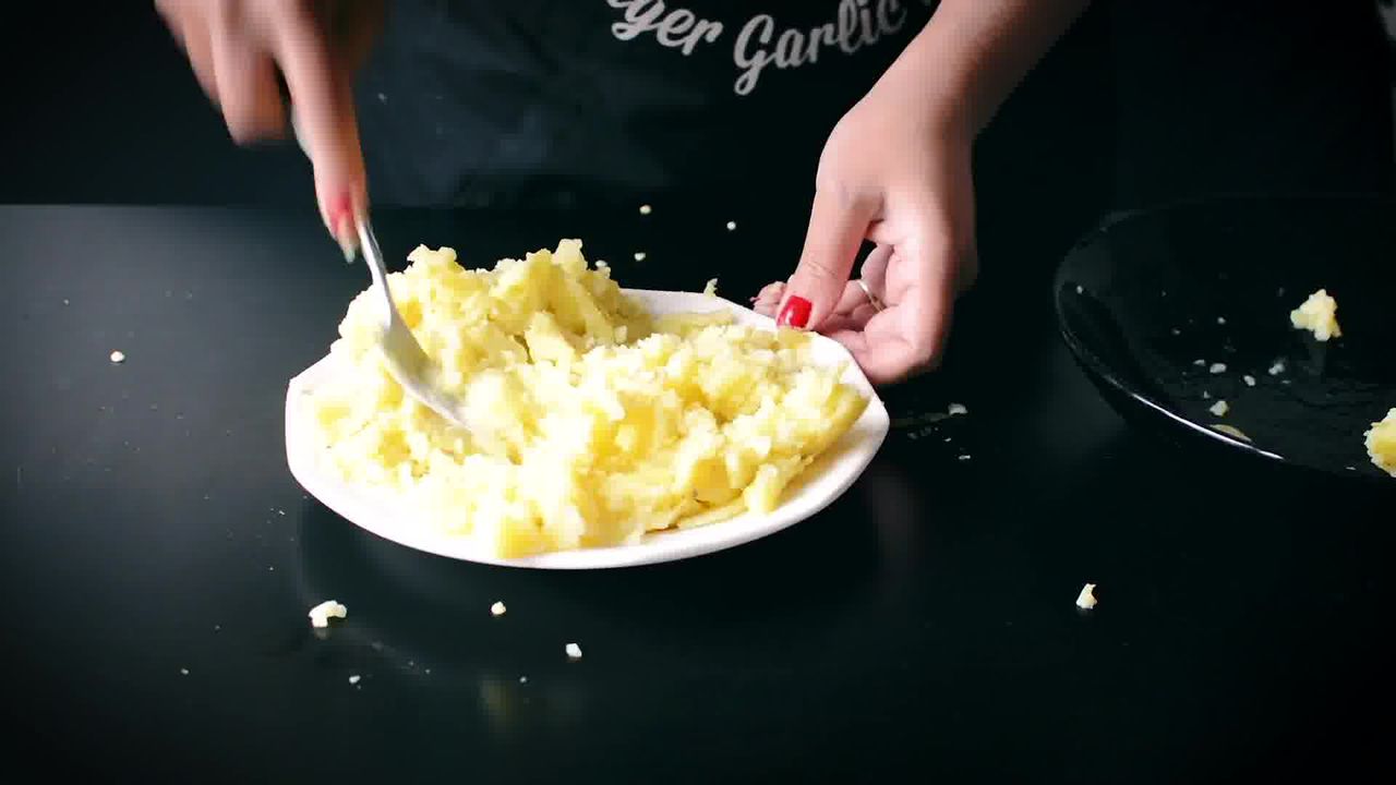 Image of the cooking step-2-1 for Bharwa Shimla Mirch - Potato Stuffed Bell Peppers