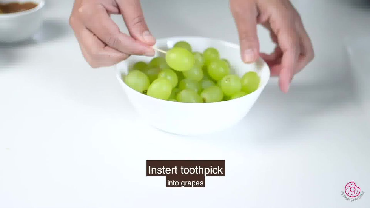 Image of the cooking step-1-1 for Easy Chocolate Covered Grapes
