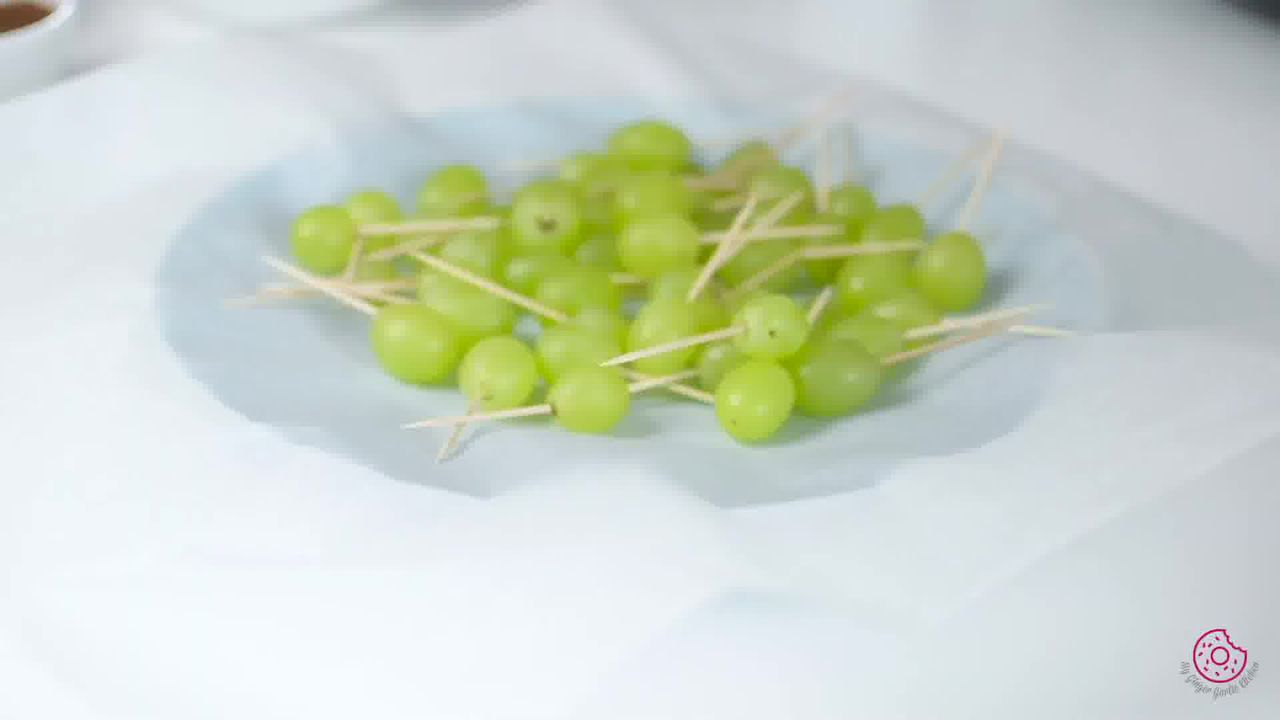 Image of the cooking step-1-2 for Easy Chocolate Covered Grapes