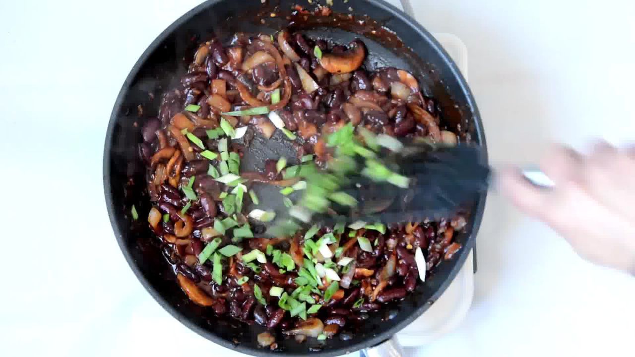 Image of the cooking step-2-10 for Couscous with Sauteed Mushrooms Kidney Beans - Video
