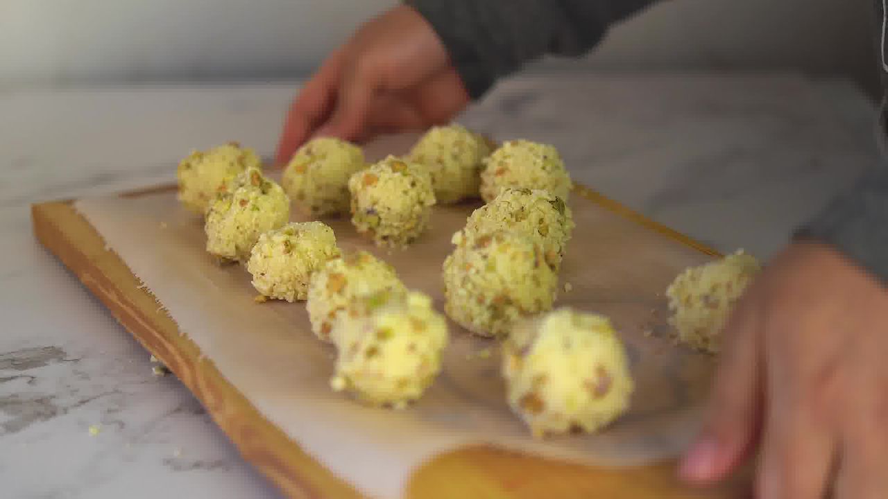 https://www.mygingergarlickitchen.com/wp-content/recipe-steps-images/cream-cheese-white-chocolate-truffles/cream-cheese-white-chocolate-truffles-step-1-15.jpg