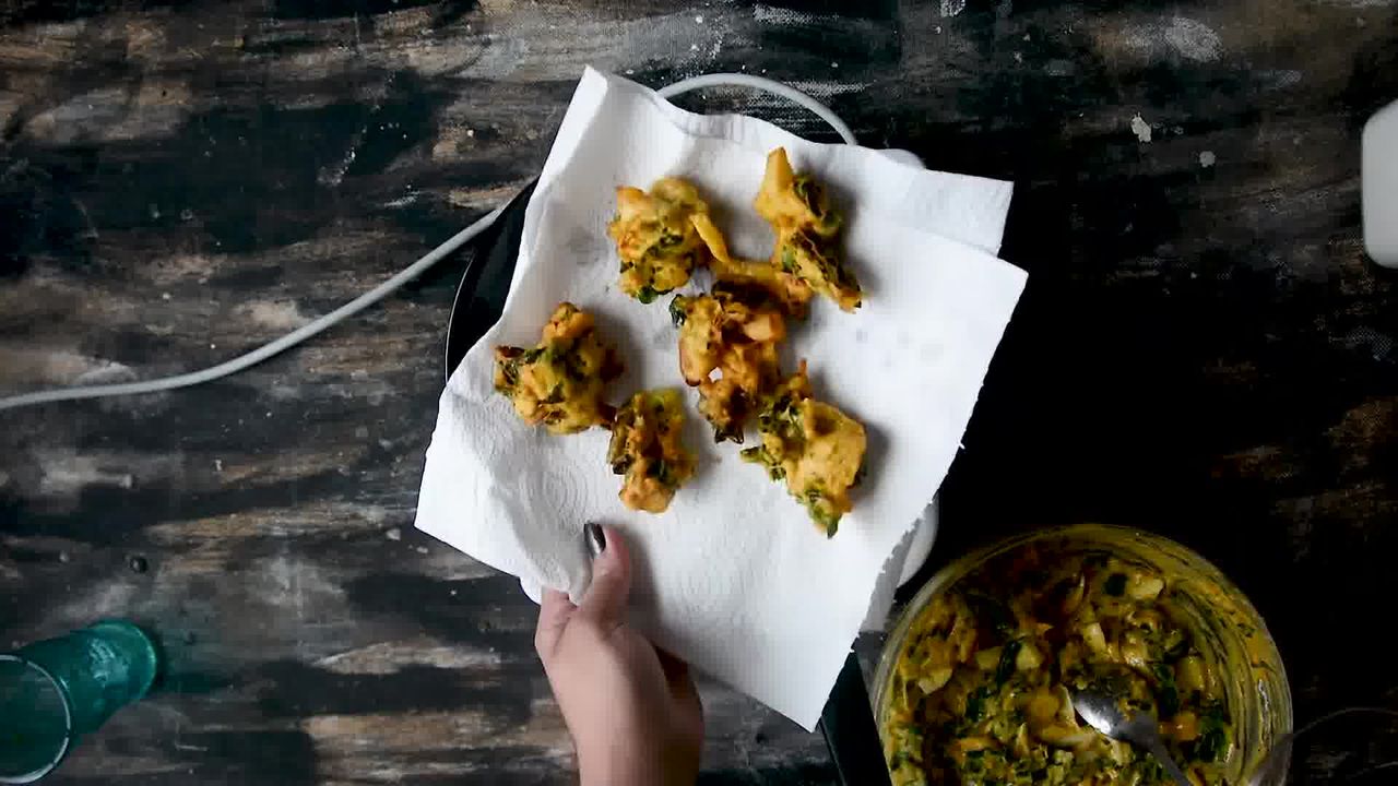 Image of the cooking step-2-5 for Crispy Aloo Palak Pakora Recipe - Spinach Potato Fritters