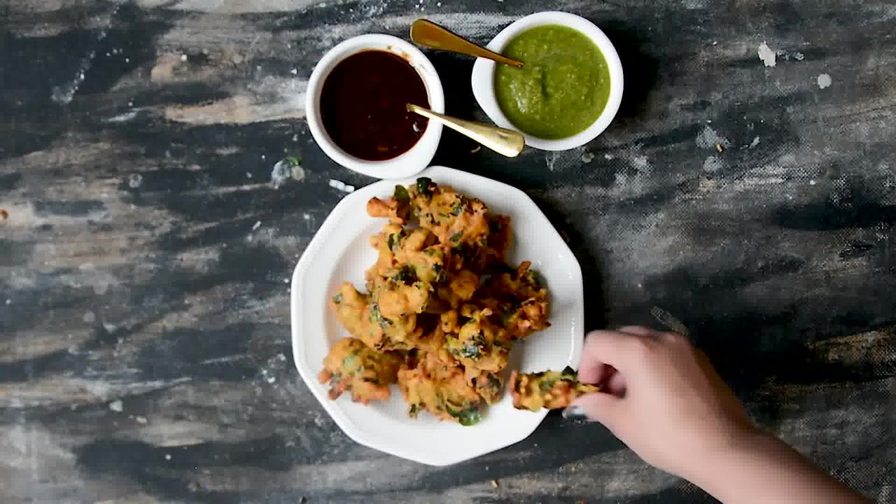 Image of the cooking step-2-6 for Crispy Aloo Palak Pakora Recipe - Spinach Potato Fritters