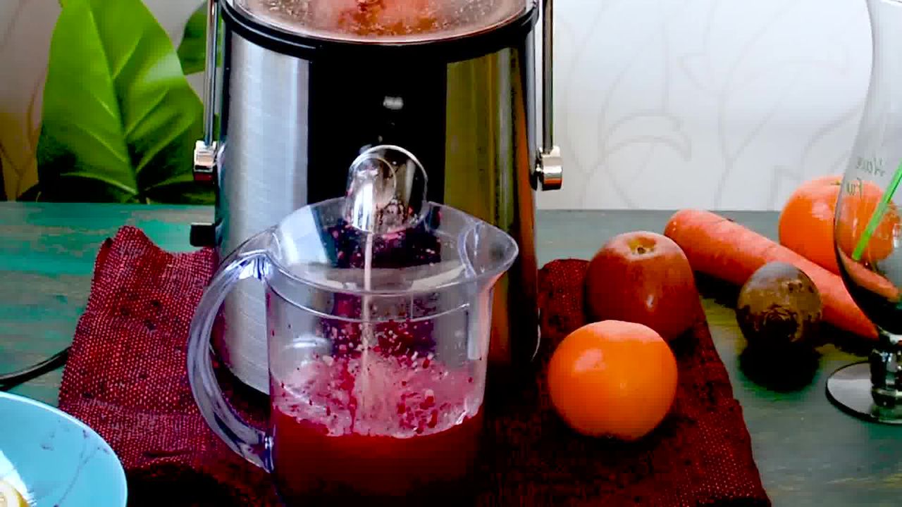 Image of the cooking step-1-1 for How To Make Detox Heart Beet Juice | Video Recipe