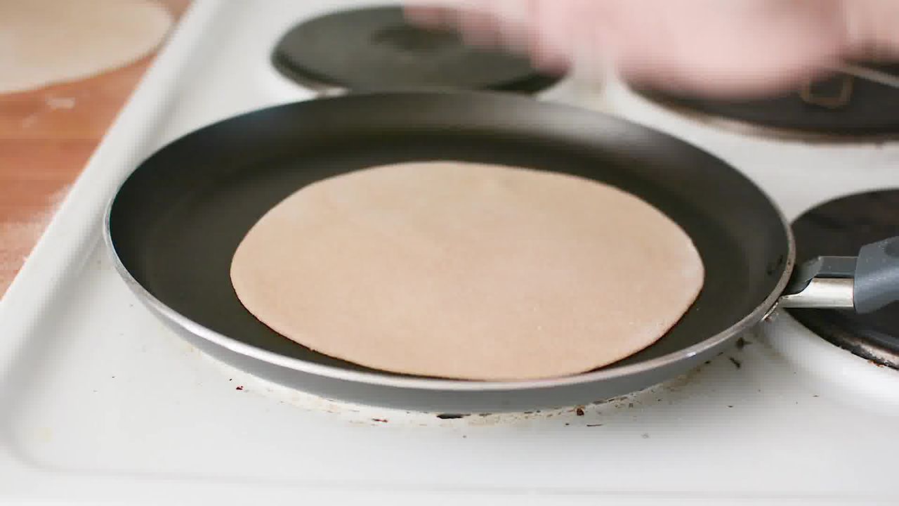 Image of the cooking step-4-2 for Roti Recipe - Easy Indian Flatbread 