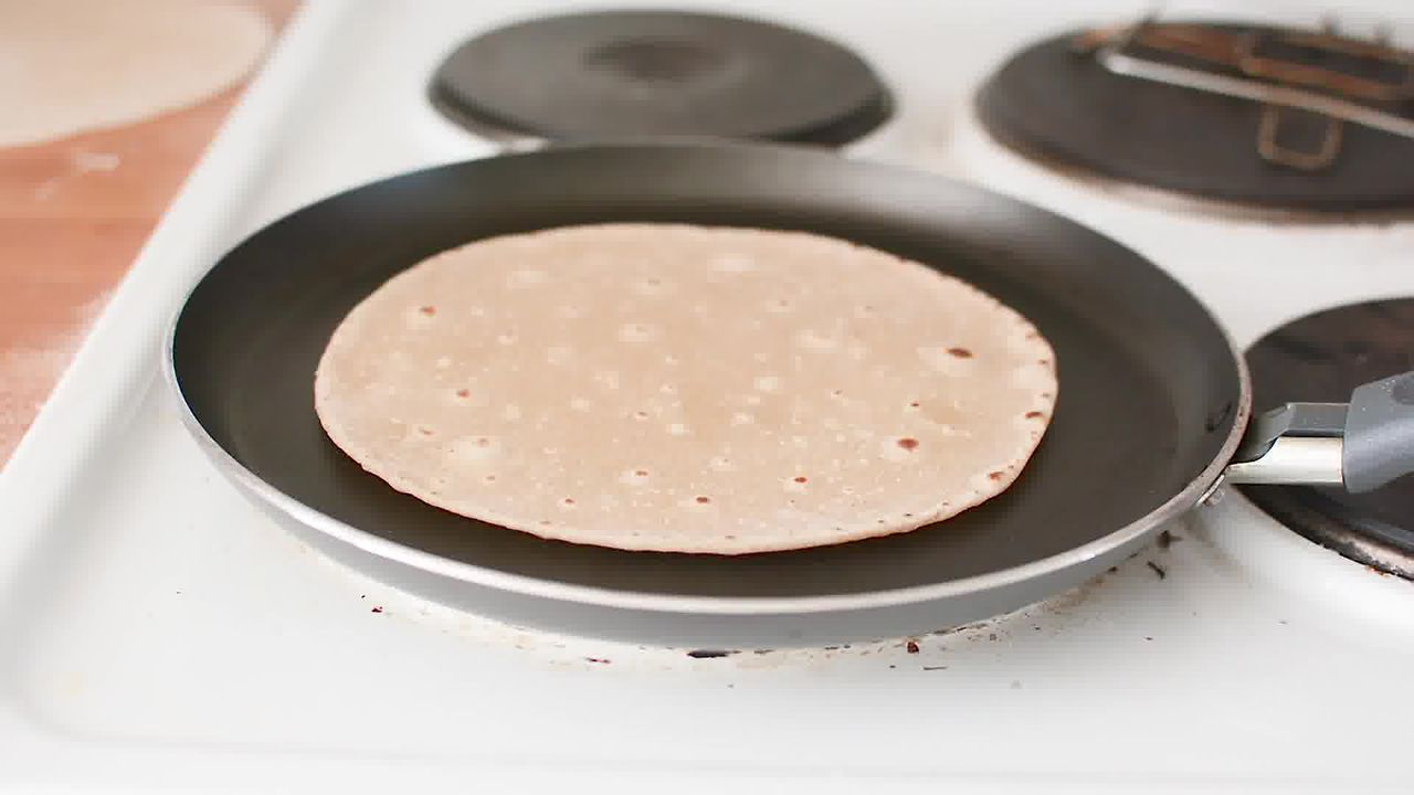 Making Rotis, Roti Fry Pan