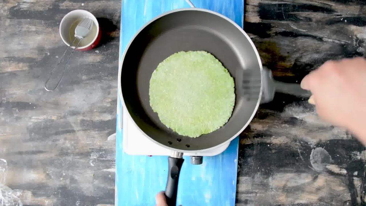 Image of the cooking step-4-3 for How To Make Healthy Oats Paratha - Oats Green Paratha