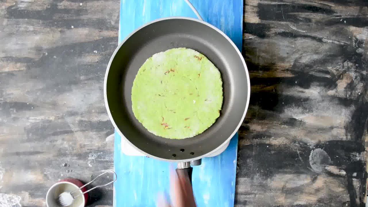 Image of the cooking step-5-7 for How To Make Healthy Oats Paratha - Oats Green Paratha