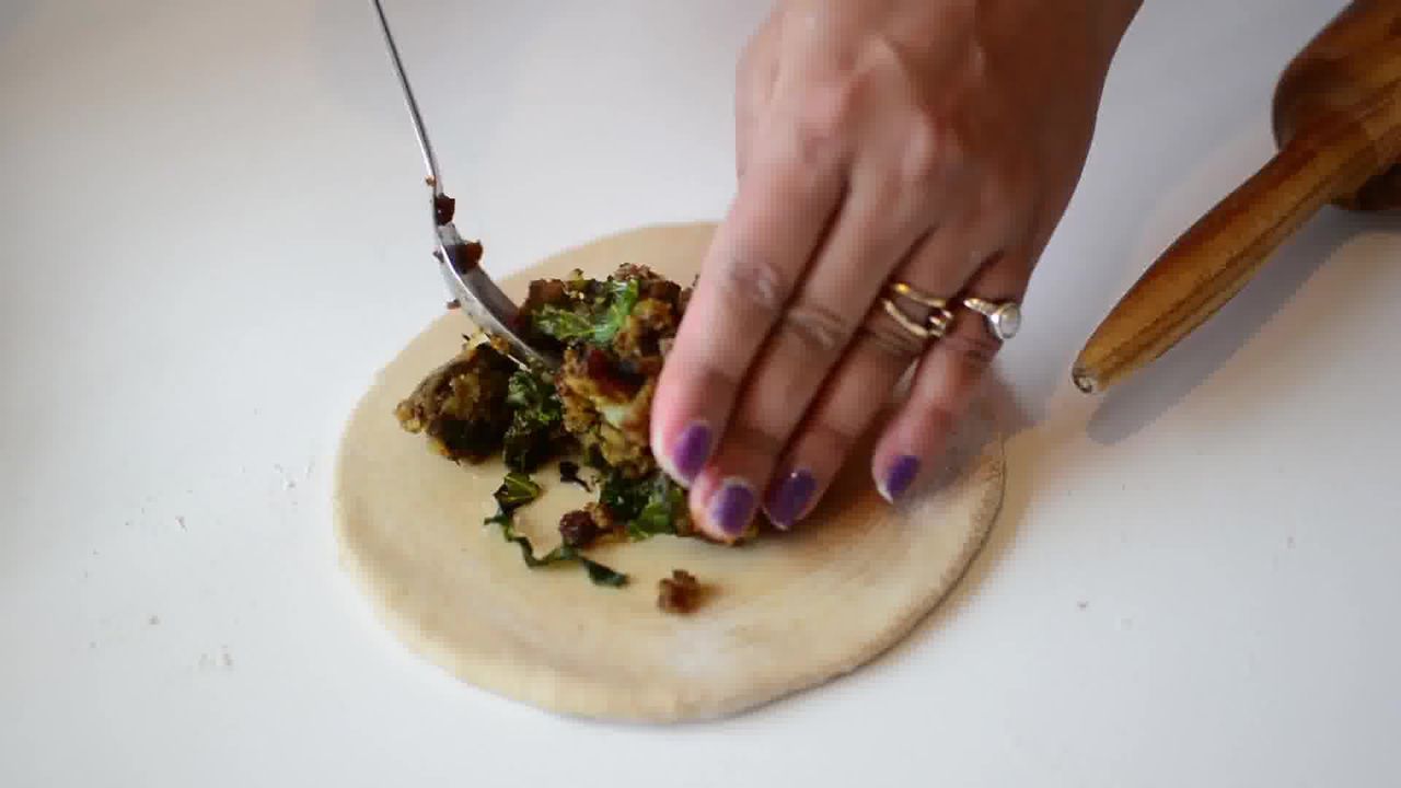 Image of the cooking step-3-3 for Mushroom Kale Stuffed Paratha (Video)
