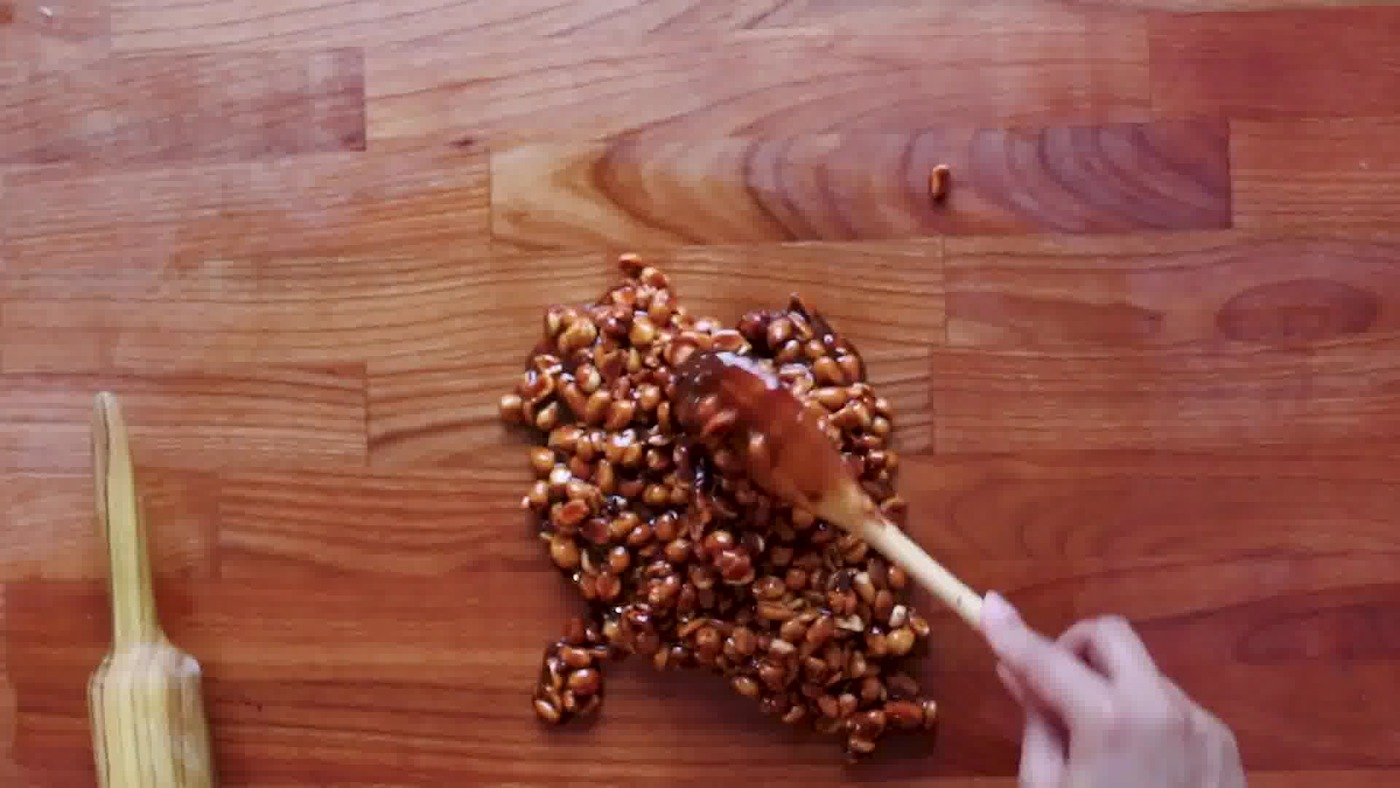 Image of the cooking step-3-4 for Peanut Chikki – Peanut Brittle