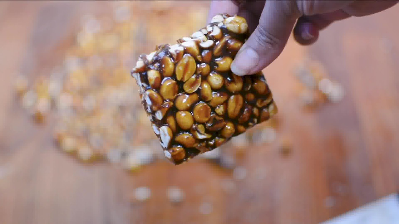 Image of the cooking step-3-8 for Peanut Chikki – Peanut Brittle