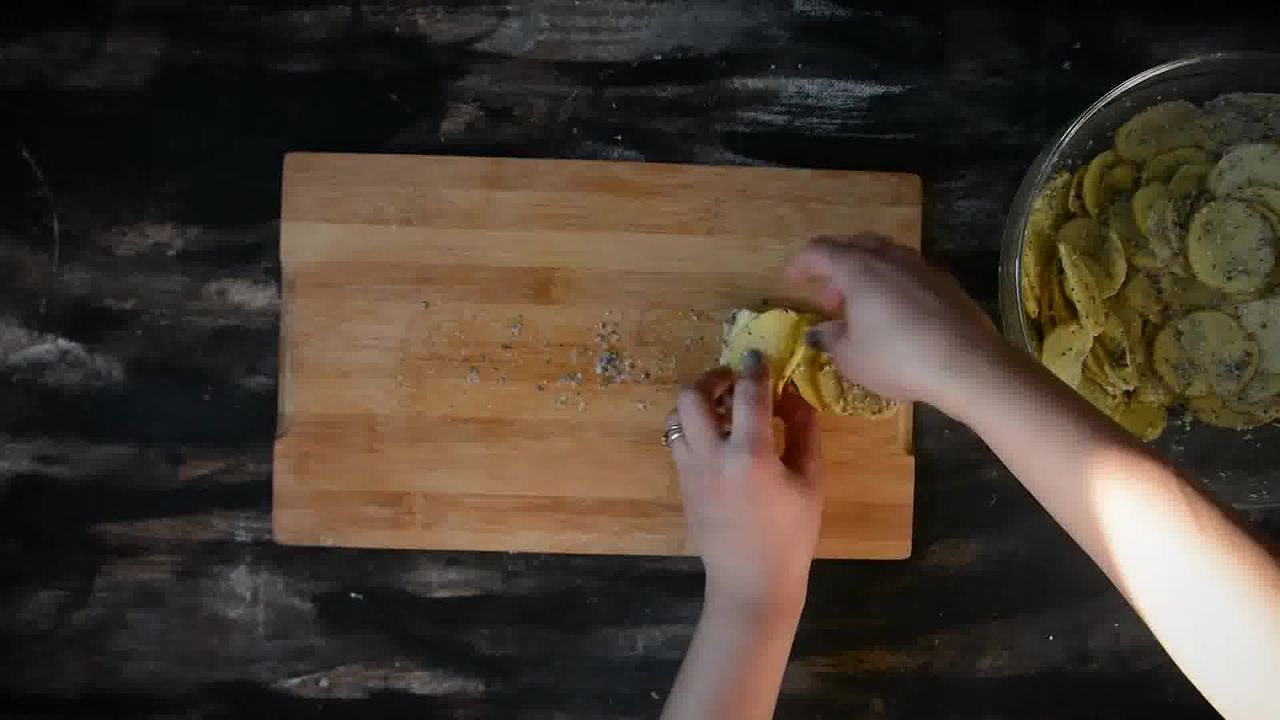 Image of the cooking step-1-7 for Potato Roses - Potato Gratins (Video)
