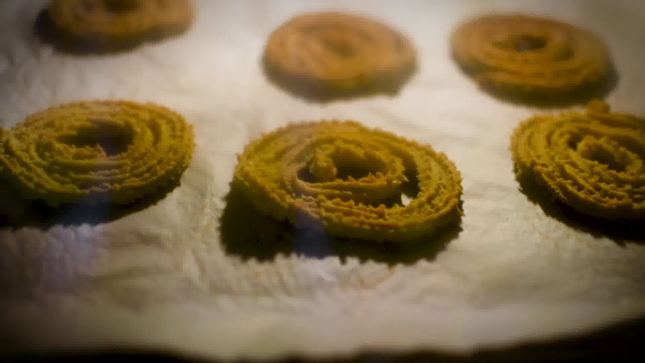 Image of the cooking step-4-2 for Chakli Recipe – Instant Rice Chakli (Fried + Baked)