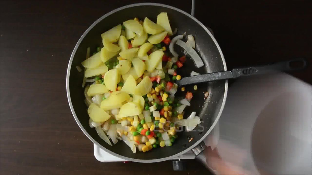 Image of the cooking step-1-6 for Spanish Style Omelette Recipe – Tortilla Española