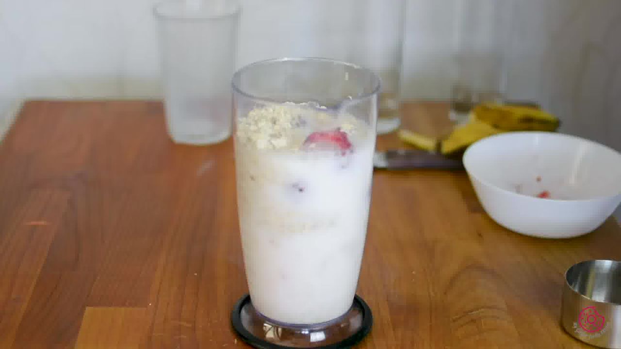 Image of the cooking step-1-2 for Strawberry Banana Oat Smoothie