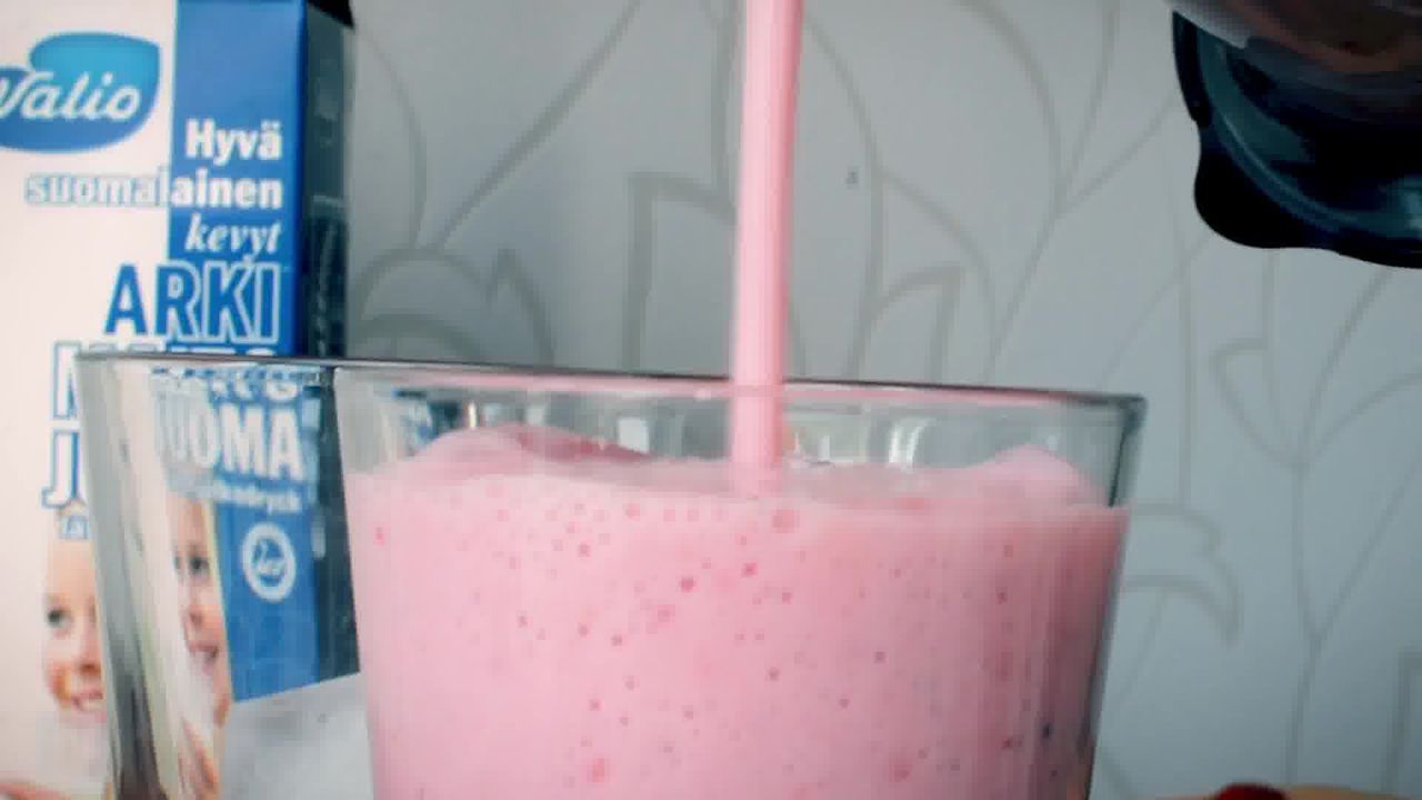Image of the cooking step-1-6 for Strawberry Lassi Recipe - Strawberry Yogurt Smoothie  