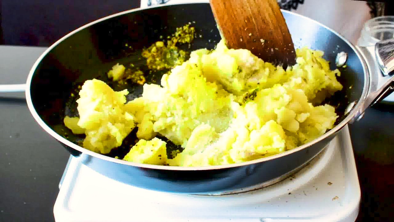 Image of the cooking step-1-7 for Vada Pav Recipe - How To Make Mumbai Vada Pav