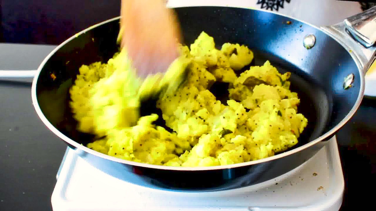 Image of the cooking step-1-8 for Vada Pav Recipe - How To Make Mumbai Vada Pav