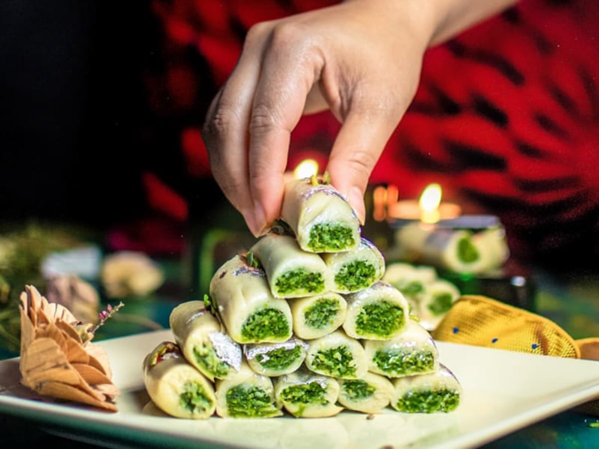 kaju roll mithai - um doce real tradicional feito de pó de caju e mawa