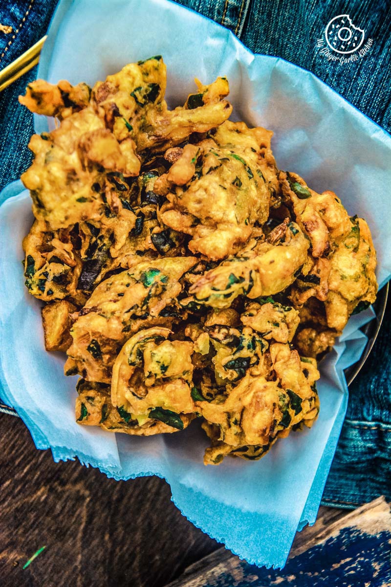 Crispy Aloo Palak Pakora Recipe + Video (Spicy Spinach Potato Fritters ...